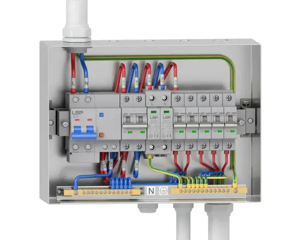 Wnętrze metalowej skrzynki z zabezpieczeniami i przewodami. Widoczna instalacja elektryczna z wyłącznikami, listwą zaciskową i uziemieniem.